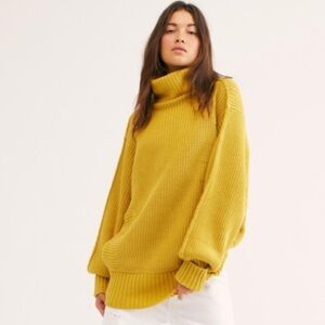*NWT* FREE PEOPLE Cocoa Oversized Turtleneck Sweater in Low Sun (Gold) — XS